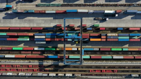 Frachtzüge,-Die-Das-Terminal-Mit-Containern-Verlassen