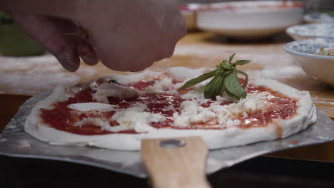 Basilikumblätter-Auf-Den-Neapolitanischen-Pizzateig-Legen
