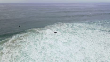 Hydrofoil-Boat-On-Foamy-Sea-Water---Sharpes-Beach-In-Skennars-Head---NSW,-Australia---aerial-drone