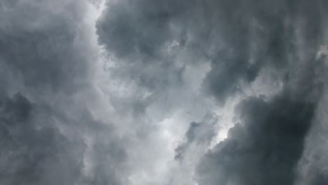 Graue-Kumuluswolken,-Die-Sich-Mit-Einem-Gewitter-Bewegen