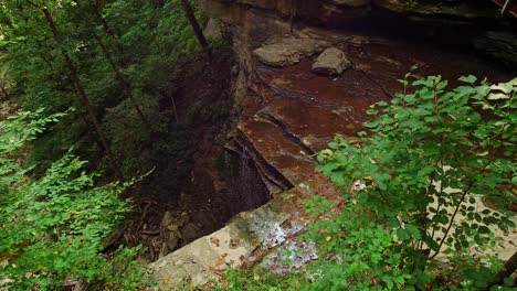 Der-Kleine-Clifty-Creek-Fällt-In-Indiana-Low-Water,-Das-über-Den-Rand-Tropft,-Statischer-Schuss-4k-30fps