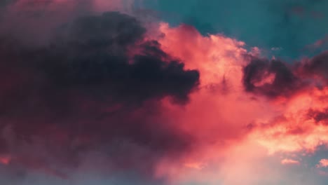 Orangefarbene-Kumuluswolken,-Die-Sich-über-Den-Blauen-Himmel-Bewegen