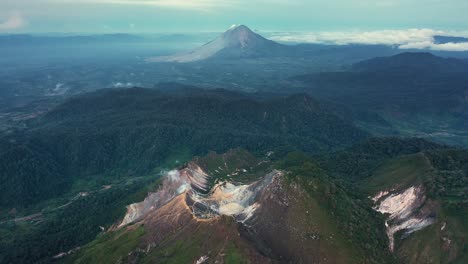 Vista-Aérea-De-Los-Estratovolcanes-Monte-Sibayak-Y-Monte-Sinabung-Al-Amanecer-En-El-Norte-De-Sumatra,-Indonesia