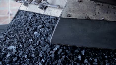 Fábrica-De-Carbón-Engañando-A-La-Materia-Prima-Industrial-En-El-Tren