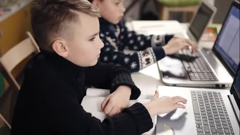 Zwei-Kleine-Jungen-Sitzen-Vor-Ihren-Laptops-Und-Lernen-Das-Programmieren.