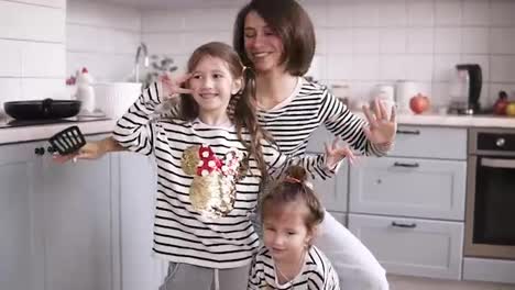 Mutter-Und-Zwei-Töchter-Tanzen-In-Der-Küche