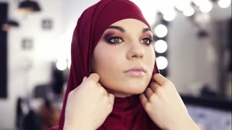 Una-Hermosa-Chica-De-Aspecto-Caucásico-De-Unos-20-Años-Se-Pone-Un-Hijab-De-Gasa-Púrpura-O-Una-Cubierta-Tradicional-árabe-Para-La-Cabeza.
