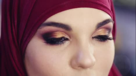 Zeitlupen-Nahaufnahmen-Eines-Mädchens-Im-Hijab,-Das-Die-Augen-öffnet-Und-Perfekt-Buntes,-Rauchiges-Make-up-Darauf-Trägt