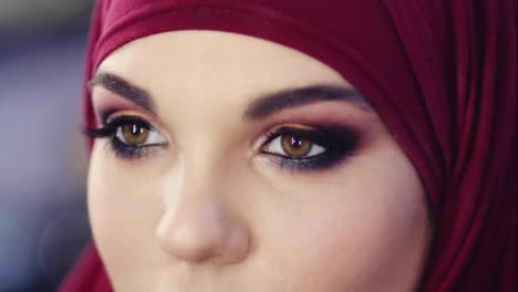 Imágenes-En-Cámara-Lenta-De-Ojos-Ahumados-De-Cerca-Conforman-La-Apariencia.-Mujer-Irreconocible-Con-Hijab-Morado