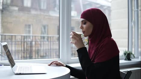 Wunderschönes-Arabisches-Mädchen-Trinkt-Cappuccino.-Innenaufnahmen-In-Zeitlupe