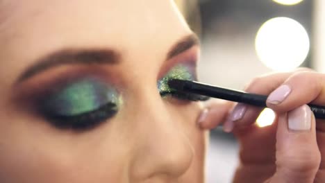 Side-view-of-make-up-master's-work.-Process-of-an-eyeshadow-applying.-Mysterious-look