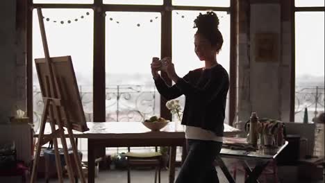 Girl-taking-picture-of-the-painting-she-drew-on-her-smartphone.
