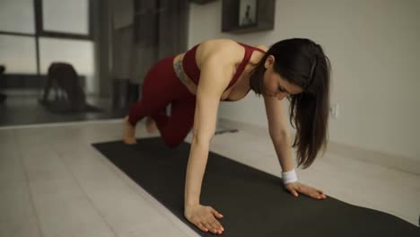 Frau,-Die-Zu-Hause-Eine-Plank-Beine-Übung-In-Dynamischer-Bewegung-Macht