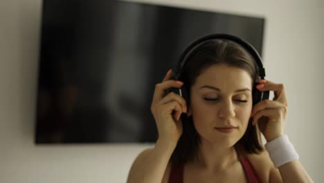 Frau-Legt-Musik-über-Kopfhörer-Auf-Und-Beginnt-Mit-Dem-Aufwärmen