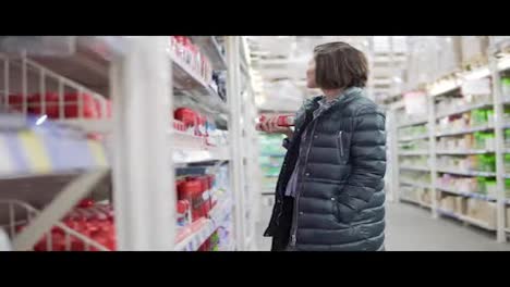 Junge-Frau-Kauft-Im-Lebensmittelgeschäft-Ein-Und-Wählt-Produkte-Aus