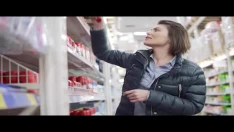 Mujer-Joven-De-Compras-En-El-Supermercado-Eligiendo-Productos