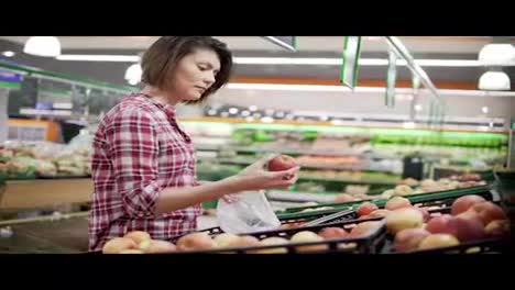 Hermosa-Mujer-Comprando-Manzanas-Rojas-En-El-Supermercado