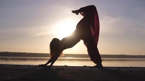 Eine-Kaukasische-Frau-übt-Yoga-Im-Freien.-Silhouette-Isoliert-Auf-Einem-Sonnenuntergang-Und-Meer-Im-Hintergrund