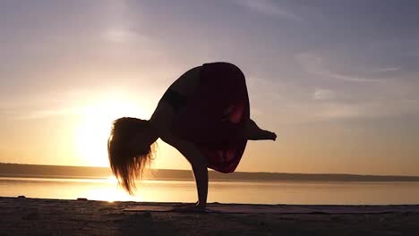 Yoga-Bakasana-Kranich-Pose-Einer-Frau-In-Silhouette-Mit-Dunst-Sonnenuntergangshimmel-Im-Hintergrund