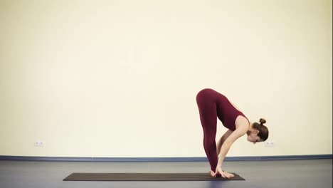 Junge-Attraktive-Frau-Macht-Yoga-Übungen,-Um-Fit-Und-Gesund-Zu-Bleiben-Und-Einen-Flexiblen-Körper-Zu-Haben.