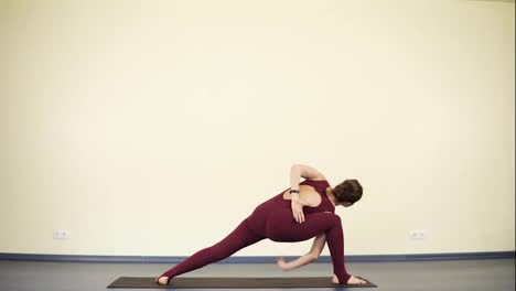 Práctica-De-Yoga-Por-Una-Mujer-Atractiva-Y-Flexible,-Imágenes-De-La-Parte-Trasera.