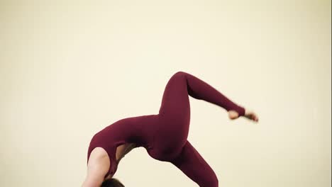 Rückenbeugeposition-Im-Yoga,-Durchgeführt-Von-Einer-Trainerin.-Spirituelle-Praxis-Zur-Erhaltung-Der-Körperlichen-Gesundheit.