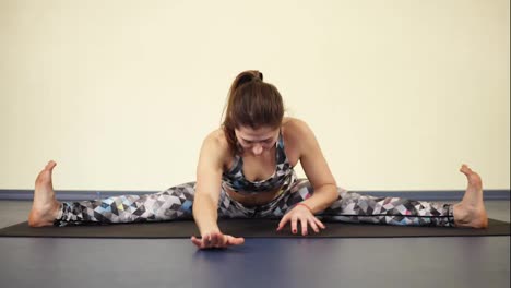 Machen-Sie-Rückendrehungen-In-Gespreizter-Position.-Yoga-Asanas-Praktizieren.