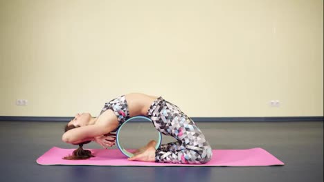 Frau-In-Attraktiver-Sportkleidung-Dehnt-Rumpf-Und-Rücken,-Während-Sie-Yoga-Asanas-Praktiziert.