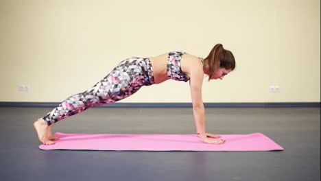 Handübungen-Von-Der-Horizontalen-Planke-Machen,-Während-Man-Yoga-Praktiziert.-Fitness-Und-Wohlbefinden.