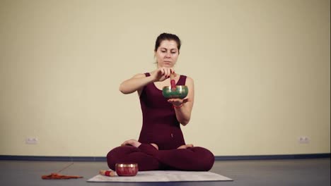Ein-Sehr-Spirituelles-Ritual-Im-Zusammenhang-Mit-Der-Yoga-Praxis,-Das-Von-Einem-Yoga-Guru-Durchgeführt-Wird.