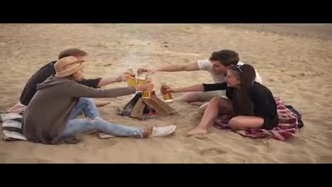 Gruppe-Junger-Leute,-Die-An-Einem-Sommertag-Mit-Bierflaschen-Anstoßen-Und-Eine-Strandparty-Veranstalten-Und-Mit-Bier-In-4K-Jubeln