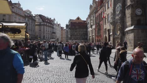 Menschen,-Die-Durch-Die-Historische-Altstadt-In-Prag,-Tschechische-Republik,-Spazieren
