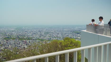 Menschen-Mit-Blick-Auf-Die-Stadtlandschaft-Von-Sapporo-Von-Der-Aussichtsplattform-Des-Mount-Moiwa-Aus
