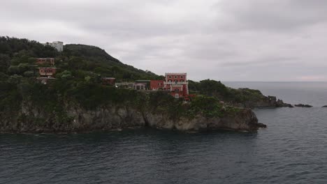 Hotel-Mezzatorre-Y-Costa-Acantilada-De-Ischia-Nublado,-Extracción-Aérea