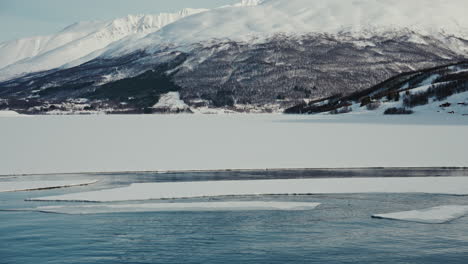 Toma-Panorámica-Del-Glaciar-Del-Fiordo-ártico-En-El-Norte-De-Noruega-Fuera-De-Tromso