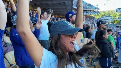 Emocionada-Mujer-Los-Angeles-Dodgers-Fan-Del-Equipo-De-Béisbol-Celebra-La-Victoria-En-Gradas-Completas,-Cámara-Lenta