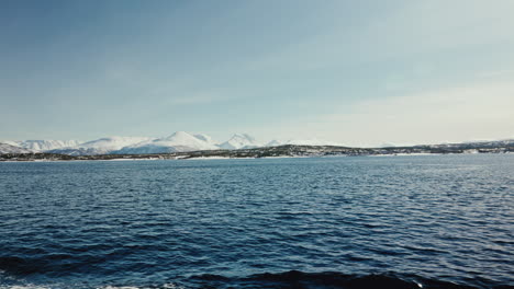 Amplia-Toma-Estática-De-Crucero-En-Barco-Navegando-A-Lo-Largo-De-Los-Fiordos-árticos-En-Noruega