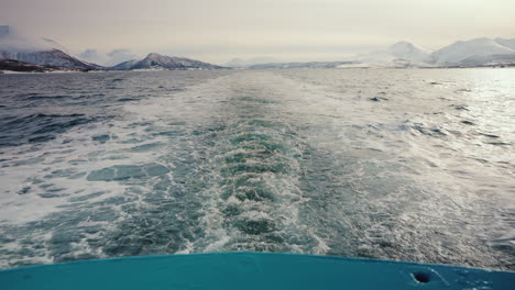 Amplia-Toma-Estática-De-Crucero-En-Barco-Navegando-A-Lo-Largo-De-Los-Fiordos-árticos-En-Noruega