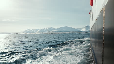 Vista-Lateral-De-Un-Barco-Que-Navega-Por-Los-Fiordos-árticos-En-Noruega