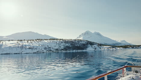 Amplia-Toma-Estática-Cinematográfica-De-Un-Crucero-En-Barco-Navegando-A-Lo-Largo-De-Los-Fiordos-árticos-En-Noruega