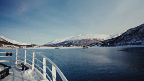 Toma-Estática-De-La-Proa-Del-Barco-Navegando-Por-Los-Fiordos-Noruegos