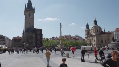 Menschen,-Die-Den-Historischen-Altstädter-Ring-In-Prag,-Tschechische-Republik,-Erkunden