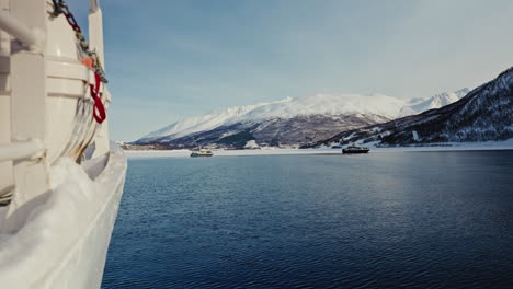 Vista-Lateral-Del-Crucero-De-Los-Fiordos-Noruegos-En-Invierno