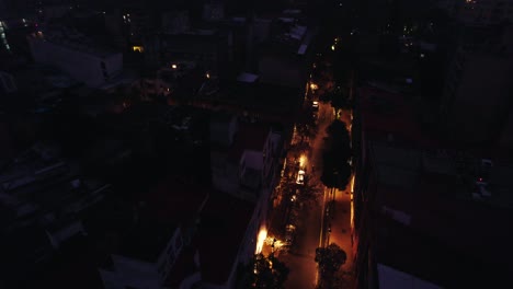 Drones-Aéreos-Vuelan-Sobre-Las-Calles-Nocturnas-De-Santiago,-Chile,-Barrio-Residencial-Lastarria-En-Una-Noche-Nublada