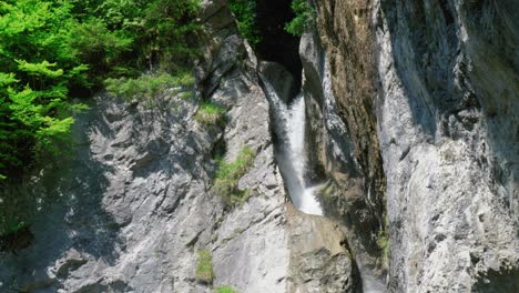Nahaufnahme-Eines-Schwedischen-Wasserfalls,-Der-Von-Gletscherschmelzwasser-Gespeist-Wird