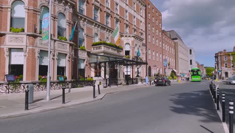 Eine-4K-Aufnahme-Des-Shelbourne-Hotels-Auf-St.-Stephen&#39;s-Green-In-Dublin,-Irland