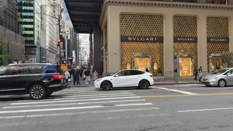 Luxury-Bvlgari-Store-On-5th-Avenue-In-New-York-With-Traffic-Going-Past