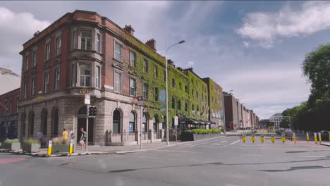La-Ciudad-De-Dublín-Está-Cerrando-Muchos-Bancos,-Pero-Este-En-St-Stephen&#39;s-Green-Todavía-Atiende-A-Los-Turistas