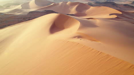 Idyllischer-Blick-Auf-Sanddünen-In-Der-Djanet-Wüste-In-Algerien---Drohnenaufnahme-Aus-Der-Luft