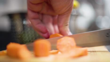 Cortar-La-Zanahoria,-La-Preparación-De-La-Sopa-De-Verduras